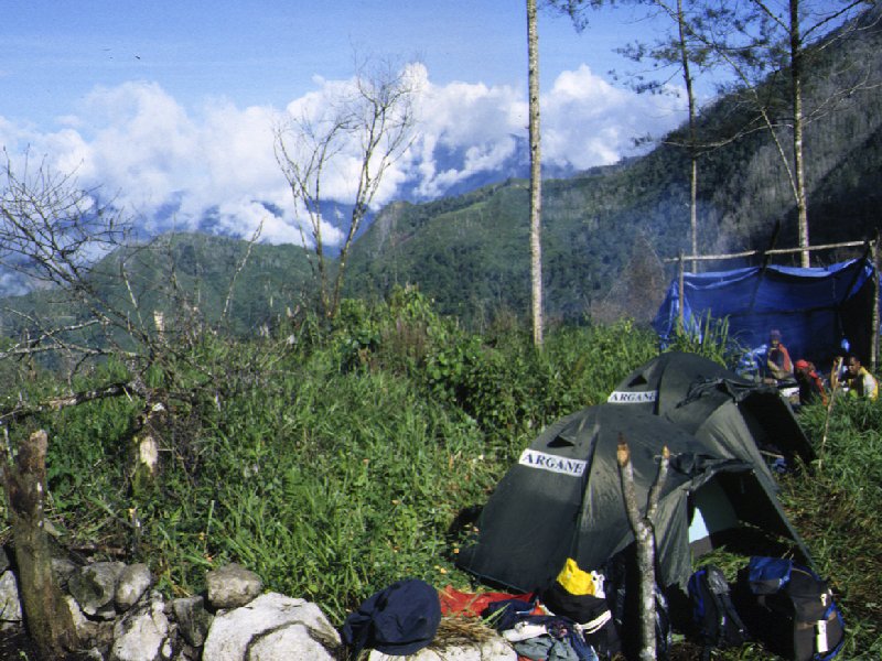 campement dans les montagnes de Papouasie centrale